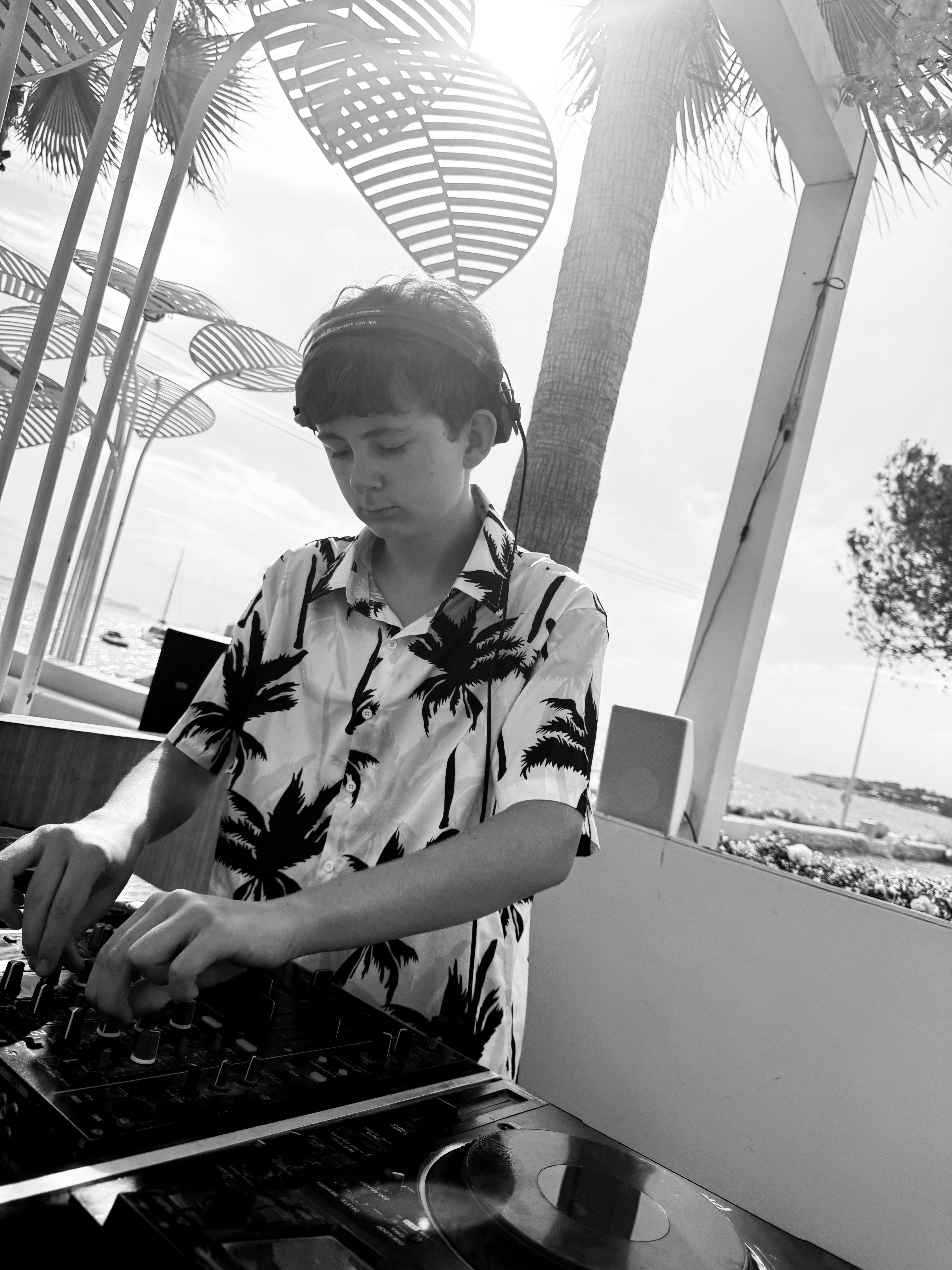 Zac Harris sunset set at WikiWoo Ibiza — UK tech house DJ